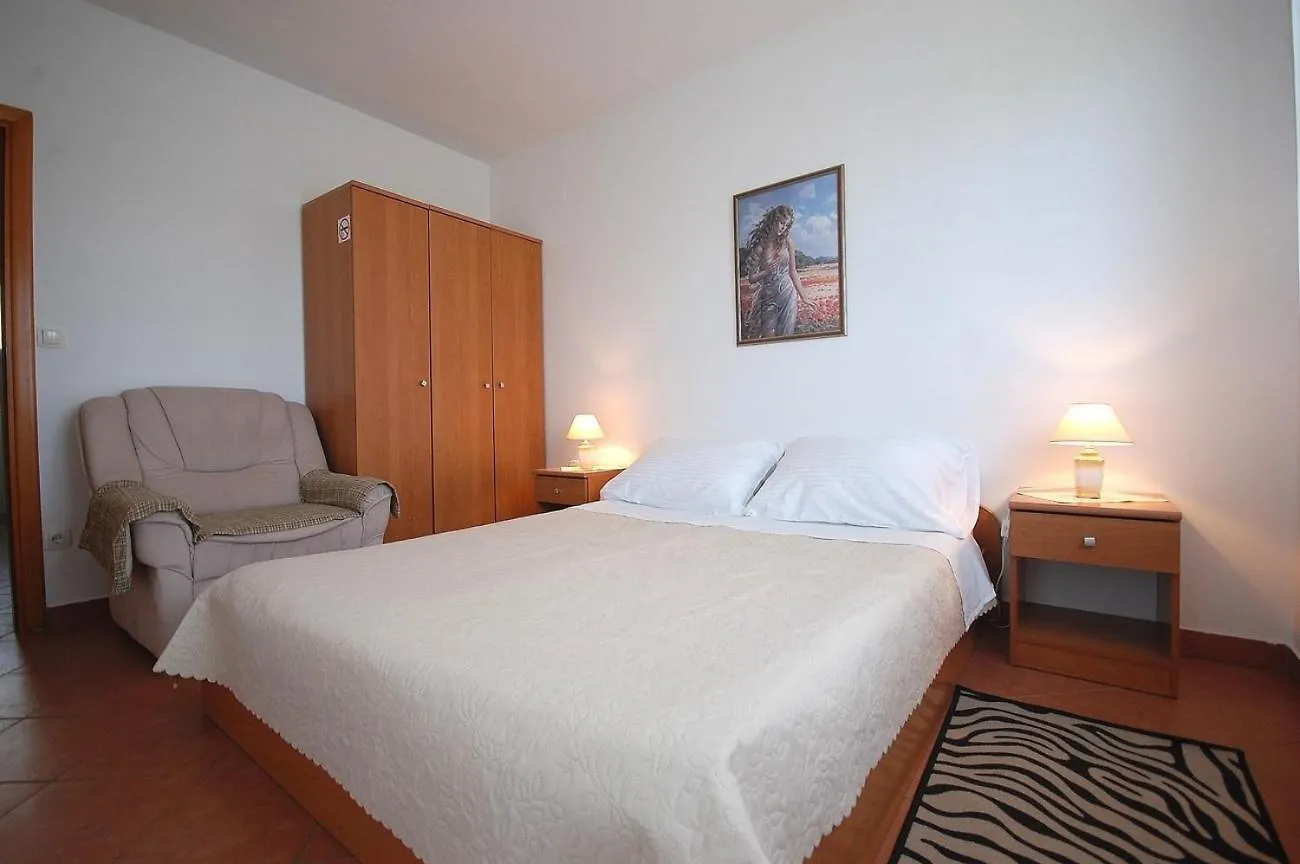 Apartments With A Parking Space Kremenici, Krk - 22269 Malinska