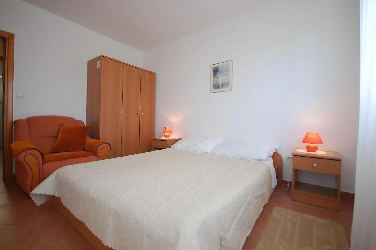 Apartments With A Parking Space Kremenici, Krk - 22269 Malinska