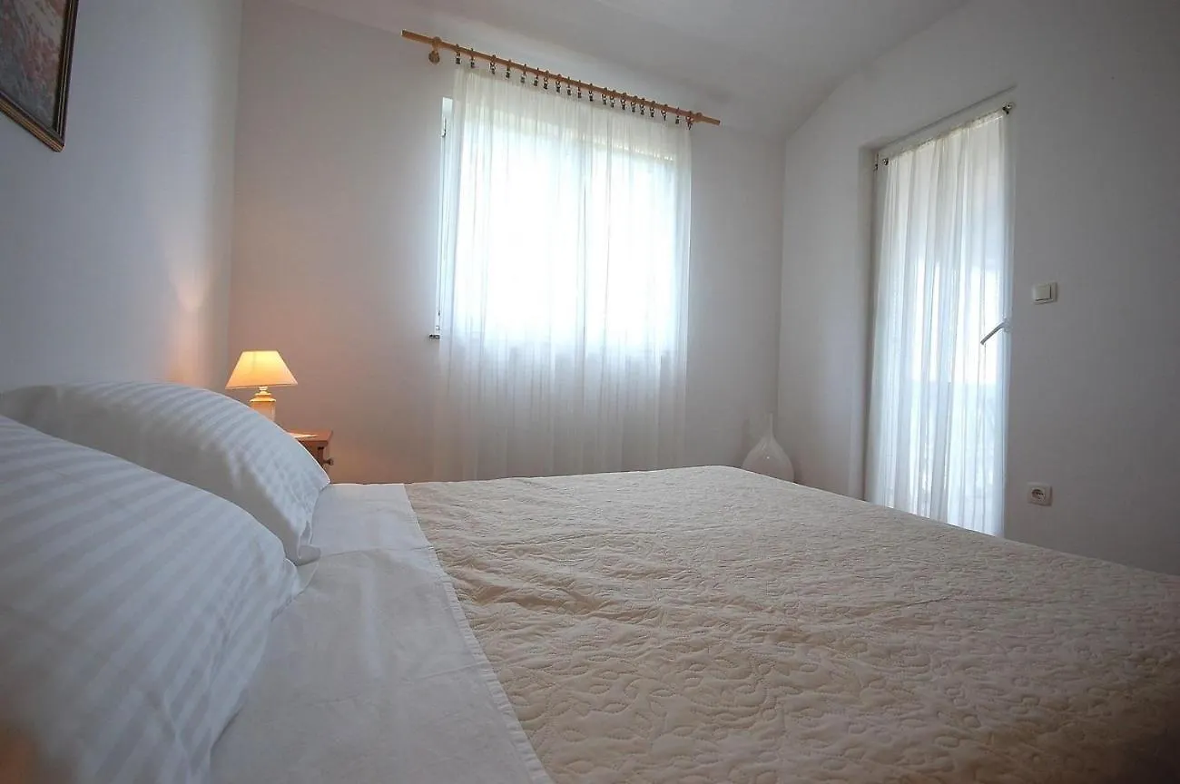 Apartments With A Parking Space Kremenici, Krk - 22269 Malinska